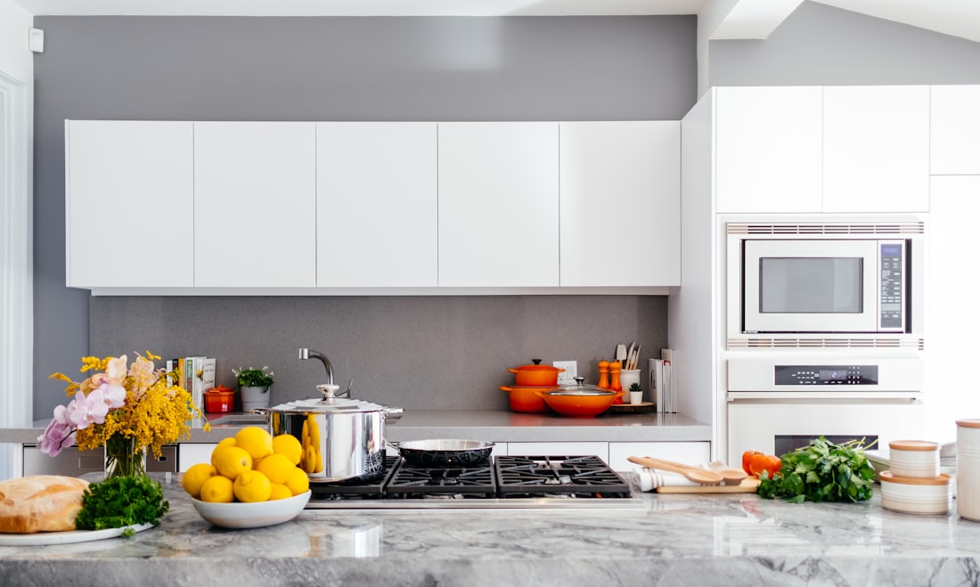 Dapur dengan kabinet kemas selepas renovate rumah teres