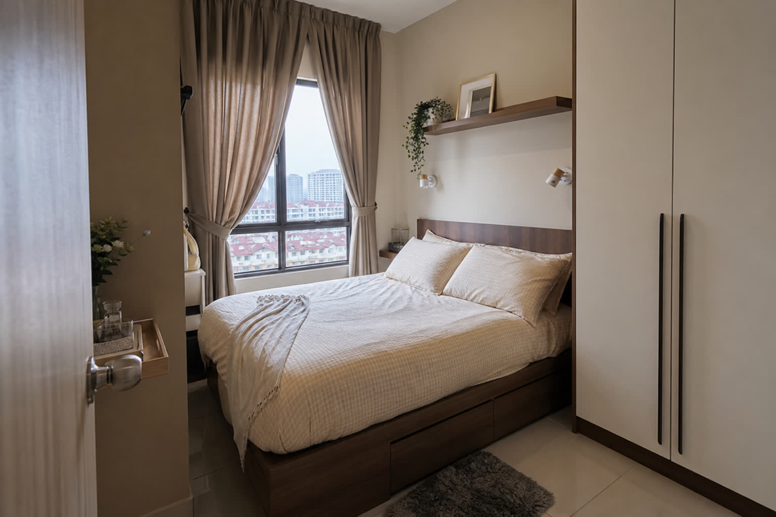 Susun atur idea bilik tidur kecil dengan katil storage dan laluan yang jelas