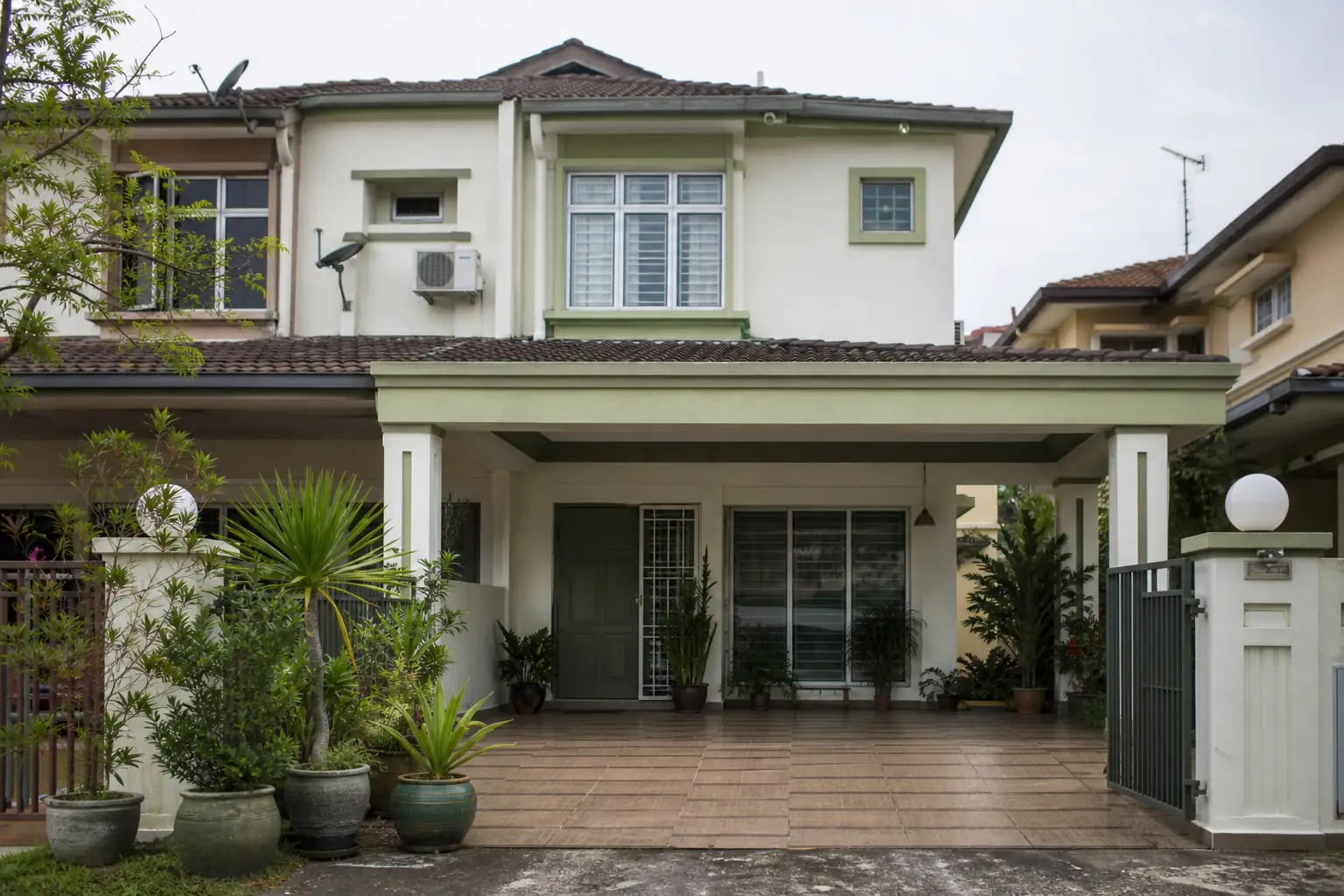 Warna cat rumah luar warm white dan hijau sage pada rumah teres Malaysia