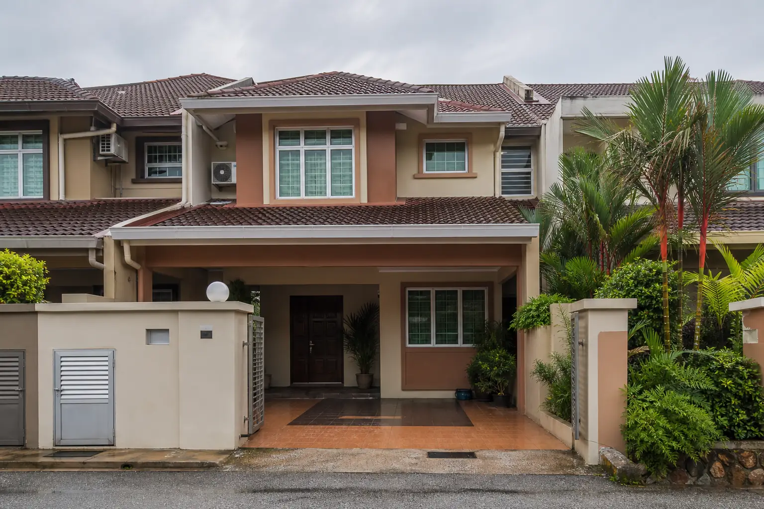 Warna cat rumah luar beige pasir dan aksen terracotta