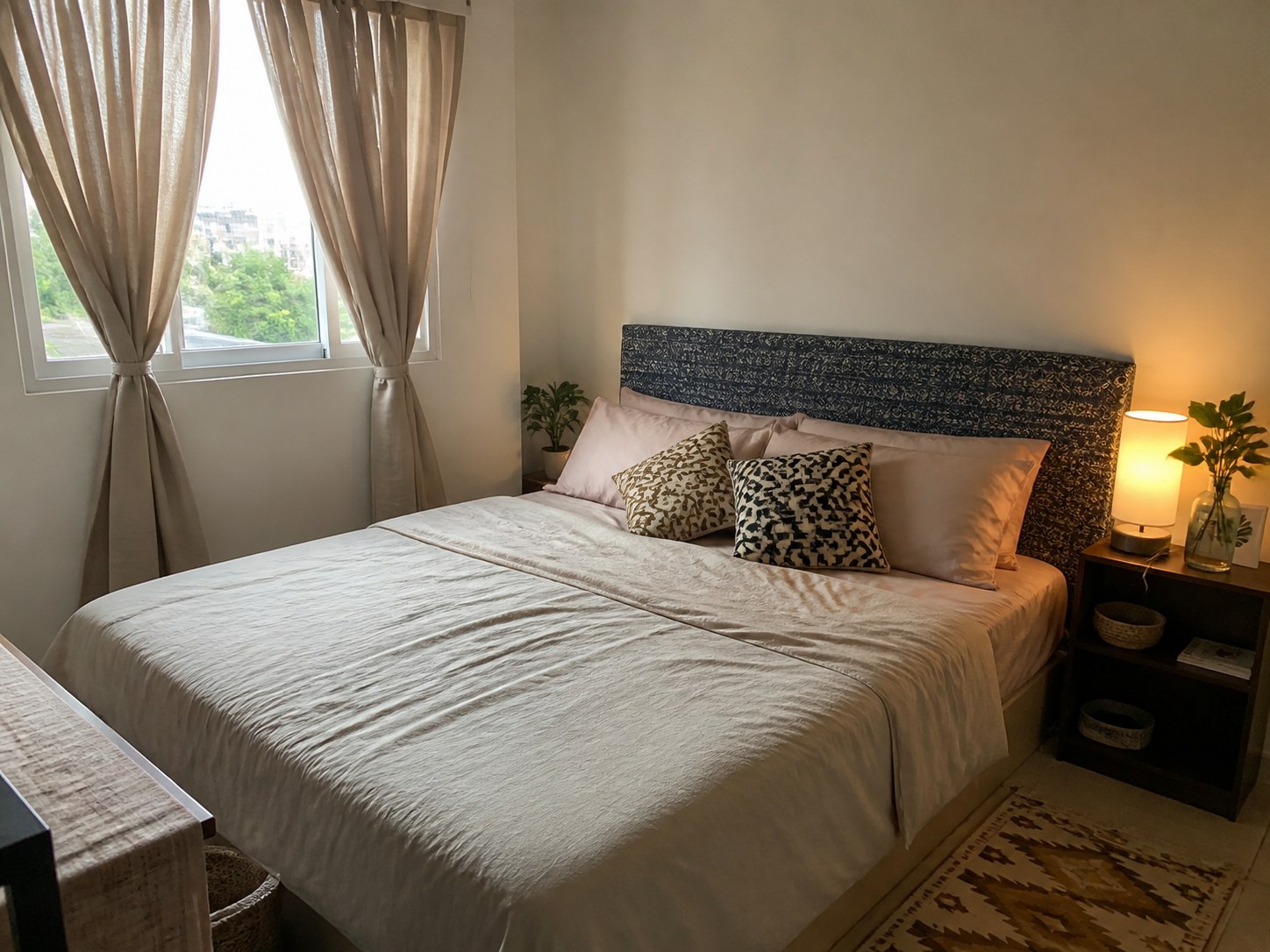 Headboard kain DIY dalam bilik tidur rumah pertama