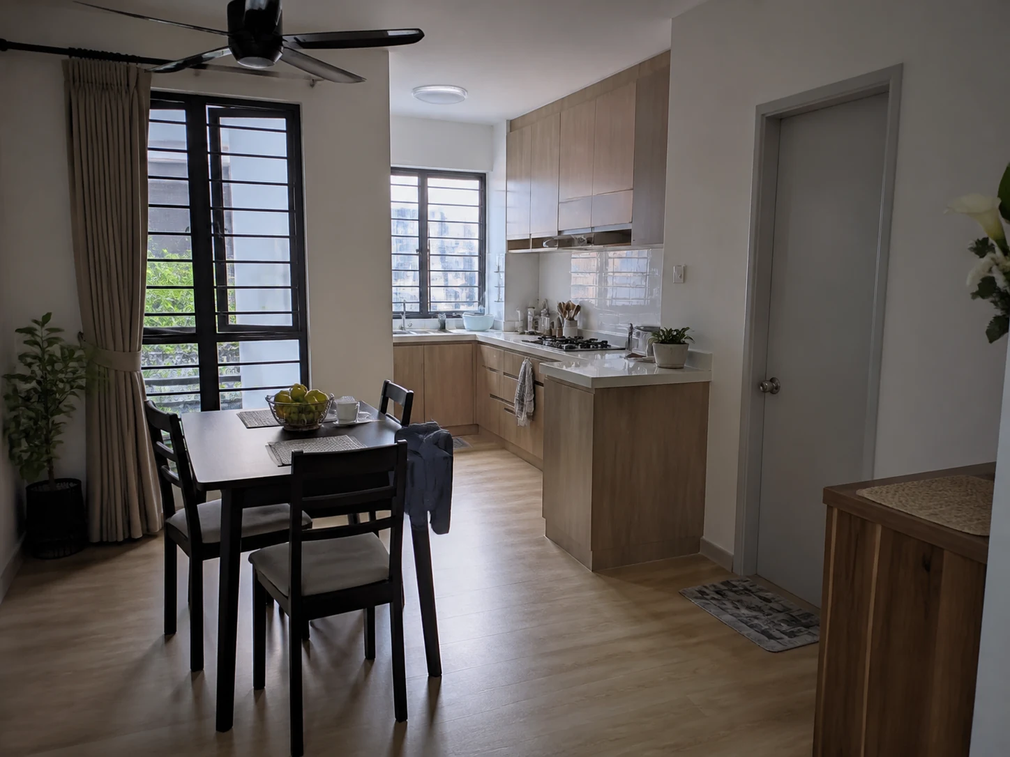 Lantai SPC warna oak cerah di dapur apartment Malaysia
