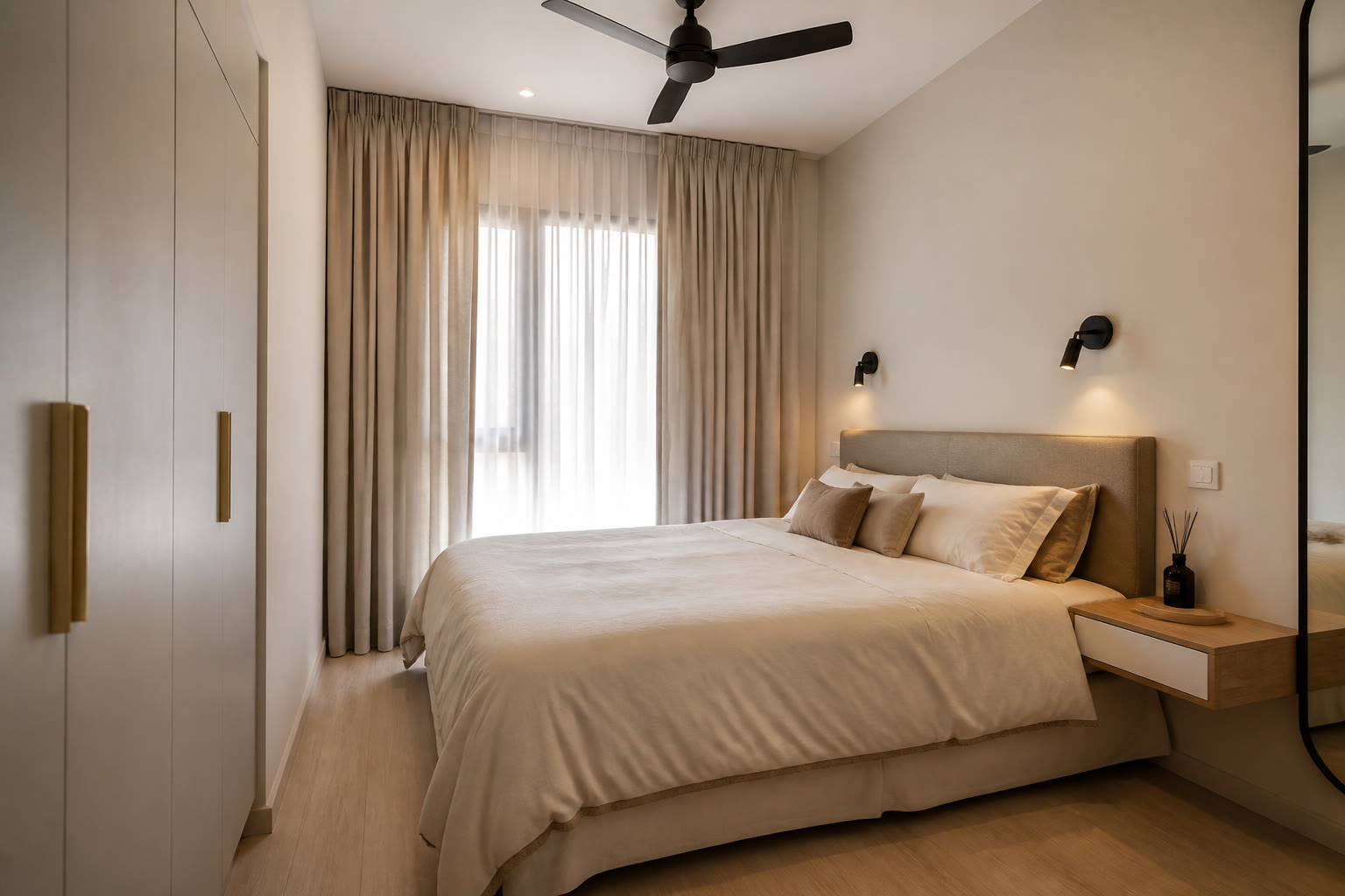 Bilik tidur flat kecil dengan palet neutral dan langsir penuh