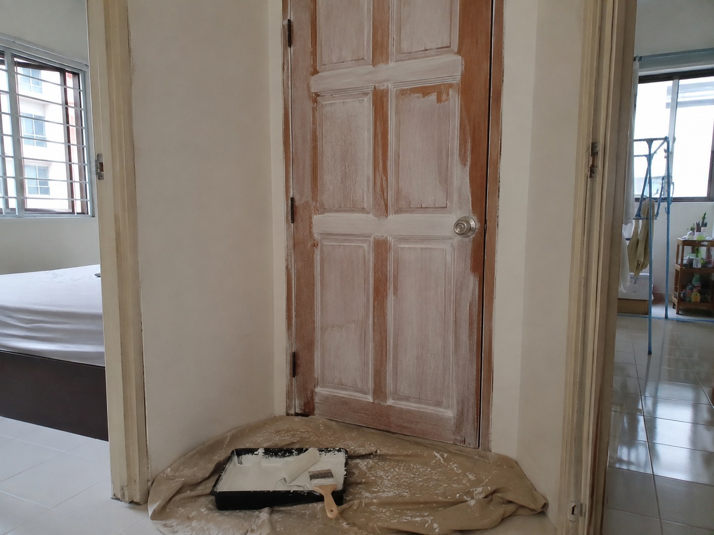 Lapisan primer nipis untuk cara cat pintu kayu sendiri